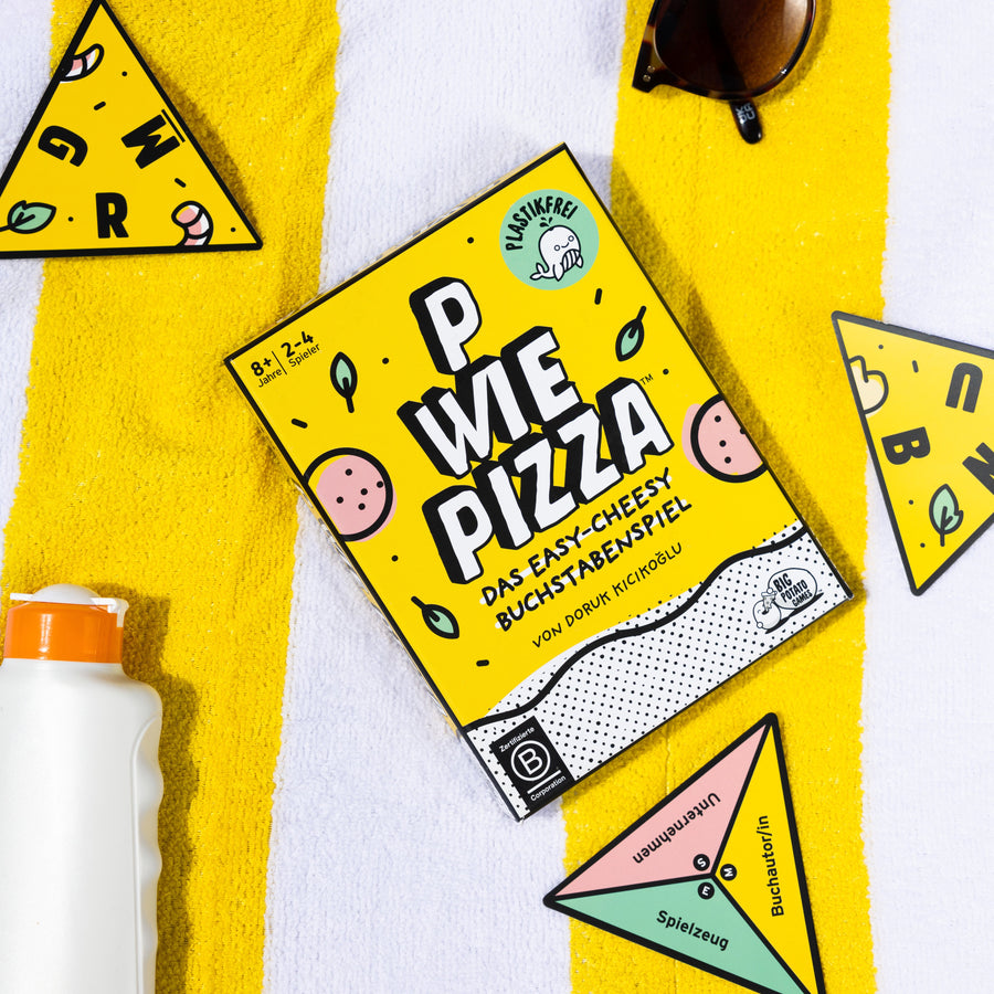 P wie Pizza auf einem Strandtuch mit Karten drumherum